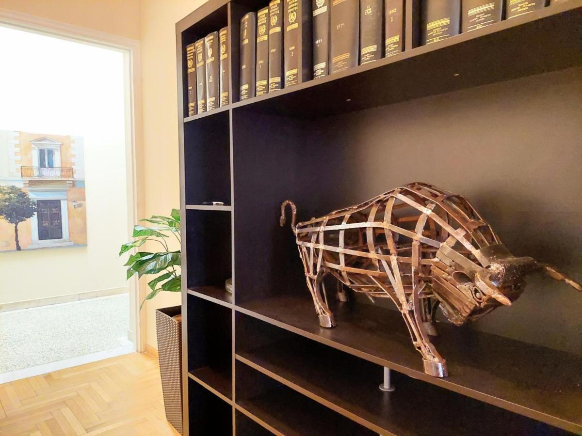 Grand Apartment In Parliament Square Athena Bagian luar foto